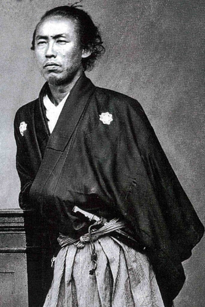 懐に手を入れて立つ坂本龍馬の古写真